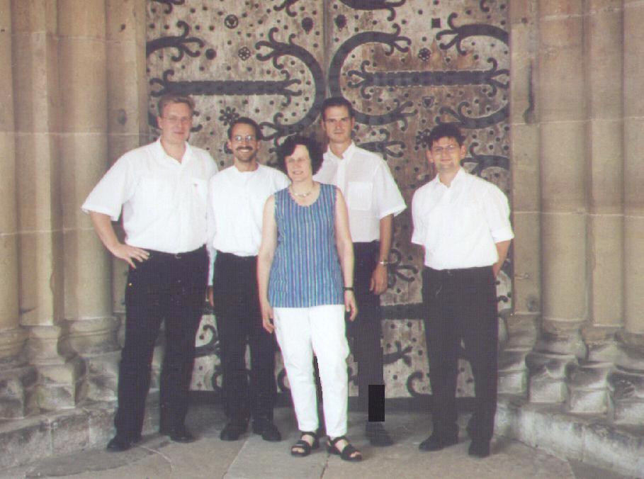 Gruppenbild mit Bezirkskantorin Erika Budday vor der Klosterkirche