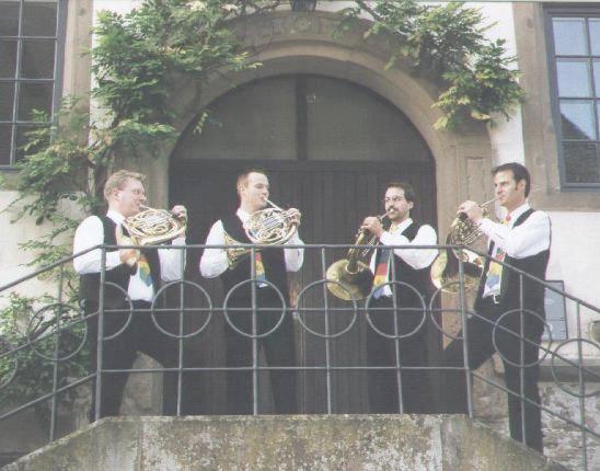 Das Hornquartett - mit Oliver Storch, Sven Diebold, Alexander Dauth und Dietmar Kappus - vor dem Jagdschloss, Maulbronn - 21.Okt 2001